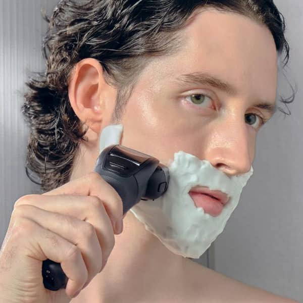 ماشین اصلاح موی صورت پاناسونیک مدل ES-LT2B فویلی صفرزن با تیغه استیل ضد زنگ و آلیاژ نقره، ضدآب و قابل استفاده خشک و مرطوب، شارژ سریع 60 دقیقه، باتری لیتیوم با 45 دقیقه کارکرد، تکنولوژی تشخیص تراکم مو و خط زن، ساخت ژاپن