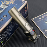 ماشین اصلاح موی سر و صورت وی جی ار مدل V-991 با تیغه سرامیک و استیل ضد زنگ، قابلیت اصلاح با شماره صفر، نمایش وضعیت باتری، عملکرد توربو، طراحی ارگونومیک، باتری 2000 میلیآمپر، شارژ با کابل USB، سه عدد شانه، دور موتور 7000 RPM