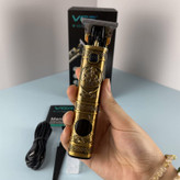 ماشین اصلاح موی صورت وی جی ار مدل V-097 با تیغه استیل ضد زنگ، موتور 6500 دور در دقیقه، قابلیت تنظیم سرعت، عملکرد توربو، نمایش وضعیت باتری و سه عدد شانه در سایزهای 1، 2 و 3 میلیمتر