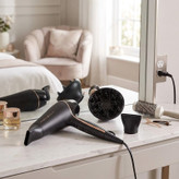 سشوار حرفهای 2400 وات رمینگتون مدل AC9140B Proluxe، موتور AC، وزن 300 گرم، دارای سری متمرکزکننده با ویژگی صافکنندگی، با قابلیت باد سرد، عملکرد توربو، فناوری تولید یون