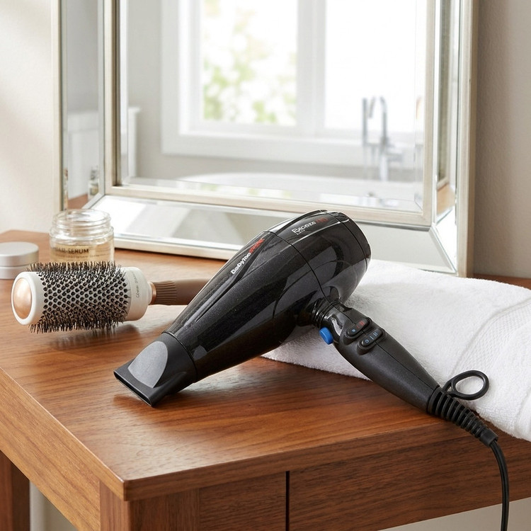 سشوار خانگی 2600 وات بابیلیس پرو مدل BAB6990IE، موتور AC، وزن 555 گرم، دارای سری متمرکزکننده باریک، متمرکزکننده پهن با ویژگی صافکنندگی، حجمدهندگی، با قابلیت باد سرد