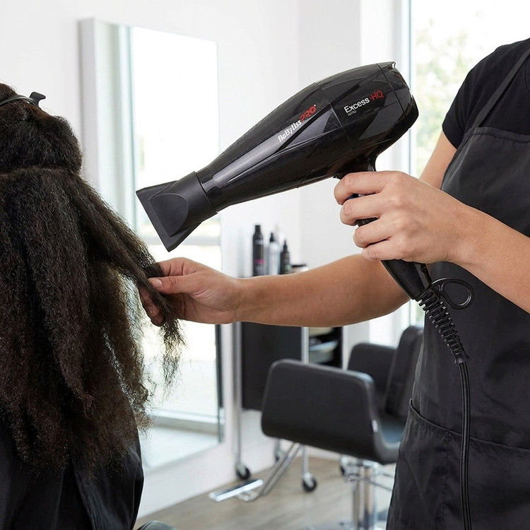 سشوار حرفهای بابیلیس پرو مدل 6990 با موتور AC ایتالیا، توان 2600 وات، فناوری یونی، دو نازل متمرکز هوا، سه حالت کنترل حرارت و فشار باد، سیم 2.7 متری، مناسب آرایشگاهها